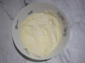首先第一部分玉米饺子粉与面粉混合均匀