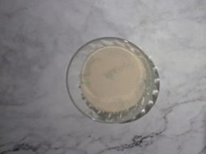 酵母放入水中融化