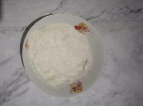 第二部分，黑全麦粉加入面粉中搅拌均匀