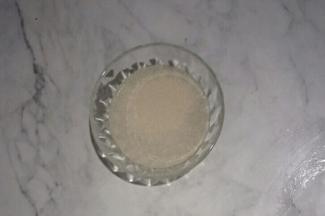 酵母放入水中融化