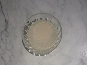酵母放入水中融化