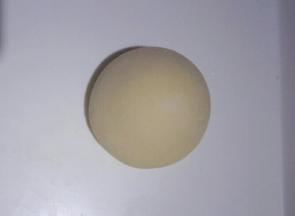 把黄黄色面团揉成圆形馒头