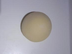 把黄黄色面团揉成圆形馒头