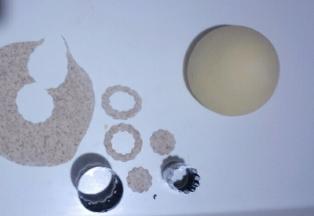 把黑全麦粉小面团擀成厚度为1mm左右的薄饼，用模具刻出喜欢的形状