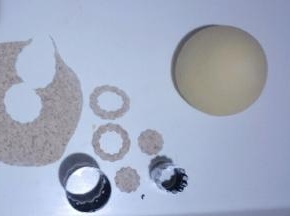 把黑全麦粉小面团擀成厚度为1mm左右的薄饼，用模具刻出喜欢的形状