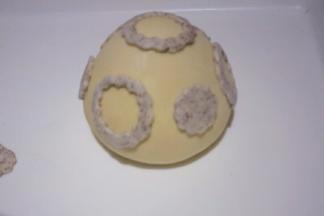 粘少量清水贴在馒头上