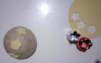 同样把黑全麦面团揉圆成馒头形