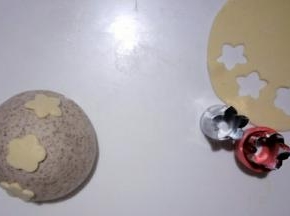 同样把黑全麦面团揉圆成馒头形