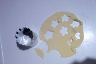 玉米小面团擀成厚度为1mm左右的薄饼，用模具刻出形状