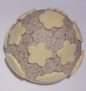 同样粘少量清水贴在馒头上