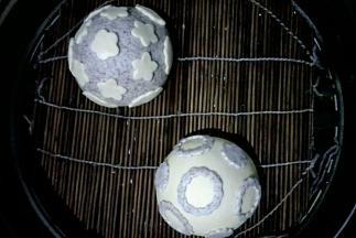 放入蒸屉，冷水下锅开小火5分钟后关火，发酵30分钟(时间仅作参考，具体发酵至面团略略变大，手指轻按面团慢慢回弹即可)。开大火，水开后再蒸30分钟左右。关火闷5分钟