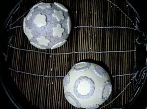 放入蒸屉，冷水下锅开小火5分钟后关火，发酵30分钟(时间仅作参考，具体发酵至面团略略变大，手指轻按面团慢慢回弹即可)。开大火，水开后再蒸30分钟左右。关火闷5分钟