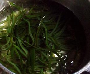 开水下锅烫熟，捞出过凉水后沥干水分