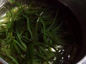 开水下锅烫熟，捞出过凉水后沥干水分