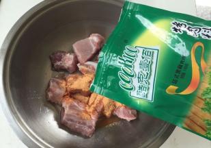 仔排洗净，倒入 酷克壹佰法式黑椒烤肉料；