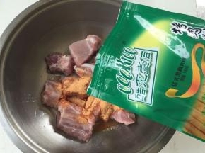 仔排洗净，倒入 酷克壹佰法式黑椒烤肉料；