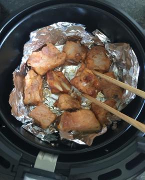 烤好翻一面继续烤12分钟左右即可；