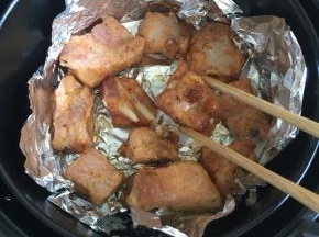 烤好翻一面继续烤12分钟左右即可；