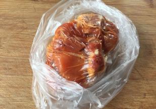 抓均匀后放入保鲜袋，尽量挤掉空气扎紧，放进冰箱腌制半天，要想更入味最好过一夜；