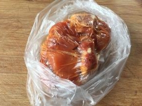抓均匀后放入保鲜袋，尽量挤掉空气扎紧，放进冰箱腌制半天，要想更入味最好过一夜；