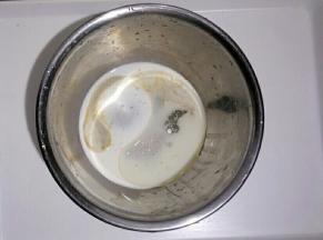 首先蛋黄部分，白糖，油，牛奶放在一起