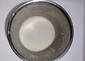 搅拌至融为一体，乳化状态