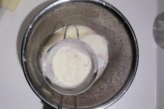 把低粉，玉米淀粉，红曲米粉过筛加入