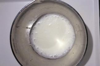 加入三分之一的糖，用手持电动打蛋器低速打发至蛋清呈鱼眼泡状态