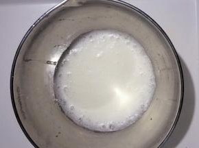 加入三分之一的糖，用手持电动打蛋器低速打发至蛋清呈鱼眼泡状态