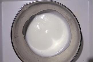 再加入三分之一的糖，同样低速打发至蛋白出现细腻小微泡状态