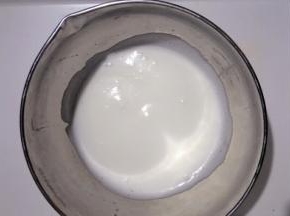 再加入三分之一的糖，同样低速打发至蛋白出现细腻小微泡状态