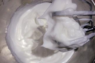 加入最后的糖，低速打发至打蛋器提起，蛋白不易落下，有小直尖即可