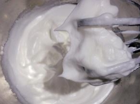 加入最后的糖，低速打发至打蛋器提起，蛋白不易落下，有小直尖即可