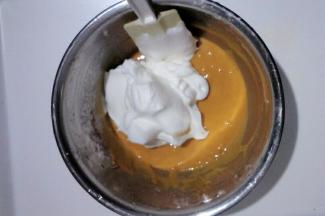 取三分之一蛋白放入蛋黄糊中，用刮刀翻拌均匀，不可画圈搅拌