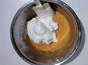 取三分之一蛋白放入蛋黄糊中，用刮刀翻拌均匀，不可画圈搅拌