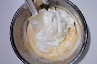 把剩余的蛋白加入，继续翻拌均匀，不可画圈搅拌