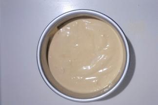 准备6英寸圆形模具，把蛋糕糊倒入模具中，整平