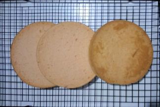 从中间横切成三份，如图