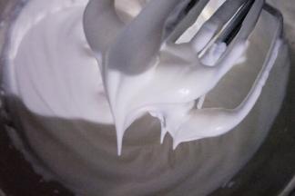 淡奶油加糖用手持电动打蛋器中低速打发至奶油出现明显花纹，打蛋器提起奶油呈小弯尖状态即可