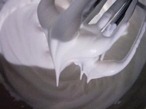 淡奶油加糖用手持电动打蛋器中低速打发至奶油出现明显花纹，打蛋器提起奶油呈小弯尖状态即可