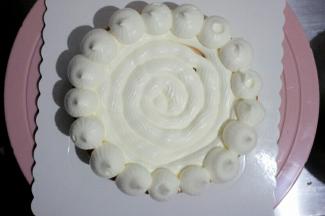 铺一层蛋糕胚，挤上奶油