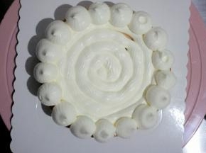 铺一层蛋糕胚，挤上奶油