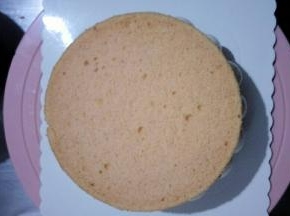 盖一层蛋糕胚，再挤奶油放入草莓块，放上最后一片蛋糕胚