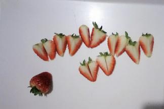 把草莓切成四瓣如图