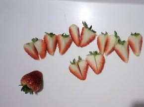 把草莓切成四瓣如图