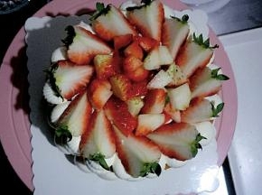 边上挤奶油，中间放入草莓块，按自己喜欢摆入即可