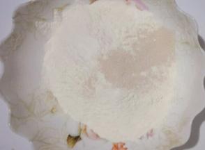 第一部分，酵母加入面粉中搅拌均匀