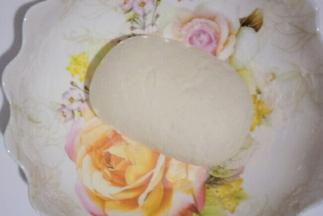 揉成光滑面团盖保鲜膜醒发2~3小时