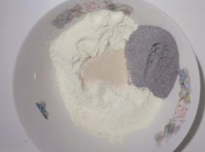 第二部分，黑米粉加酵母加中筋面粉搅拌均匀