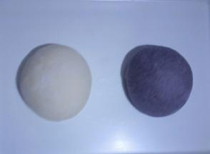 把两块面团分别揉搓排出空气，可撒适量干面粉防粘